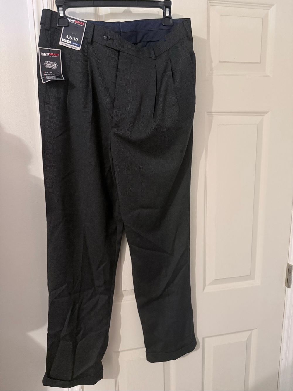 Roundtree & Yorke Men’s Black Pleated Dress Pants